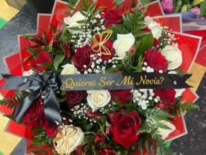 Ramo de 25 Rosas  Blancas y Rojas